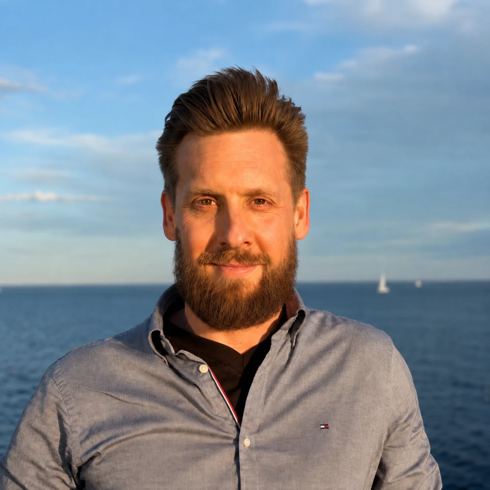 Portrait of Jannes Kordilla by the sea.